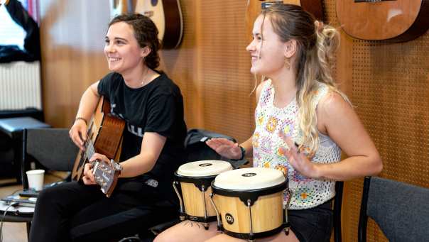 2 meisjes spelen muziek in muzieklokaal