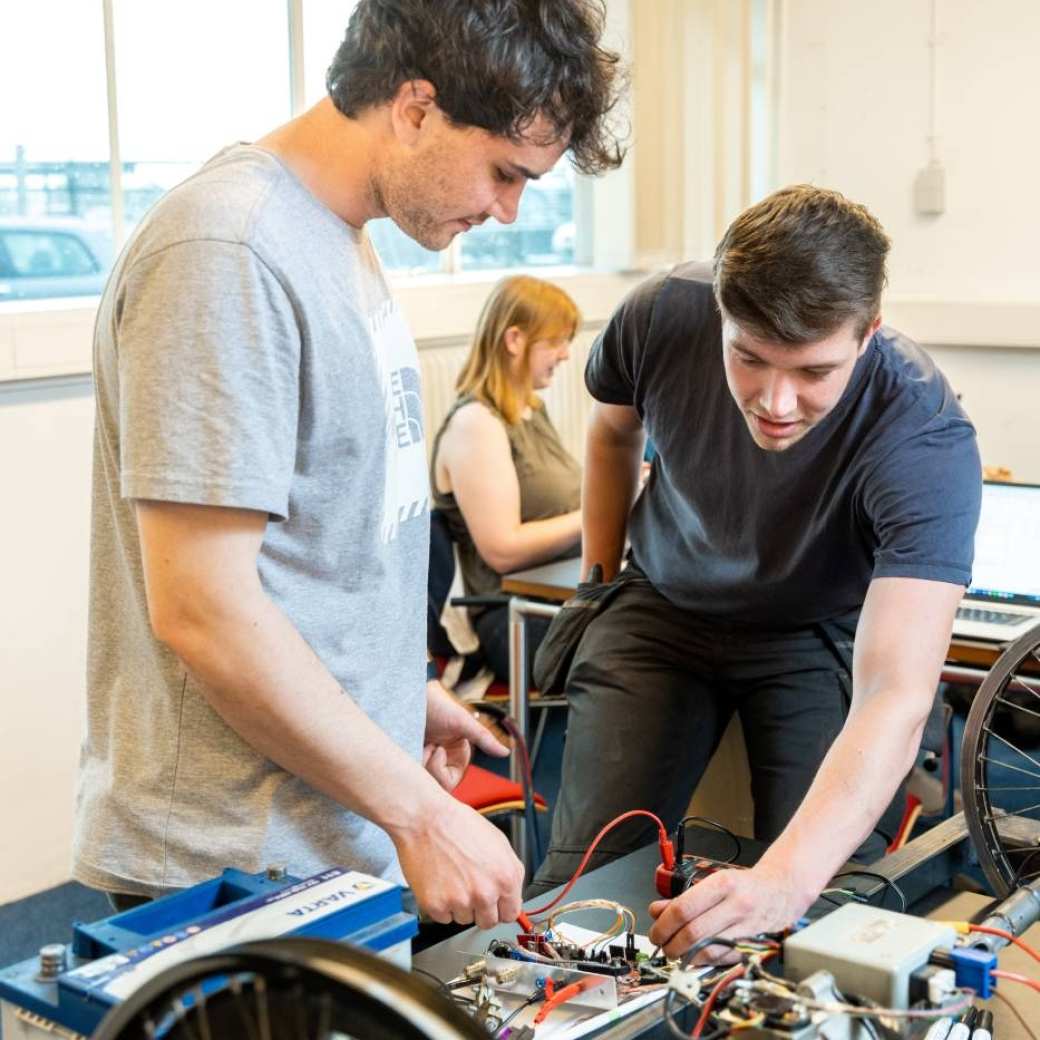 Master Engineering Systems - Automotive Systems, studenten werken aan testopstelling more vehicle, project ipkw