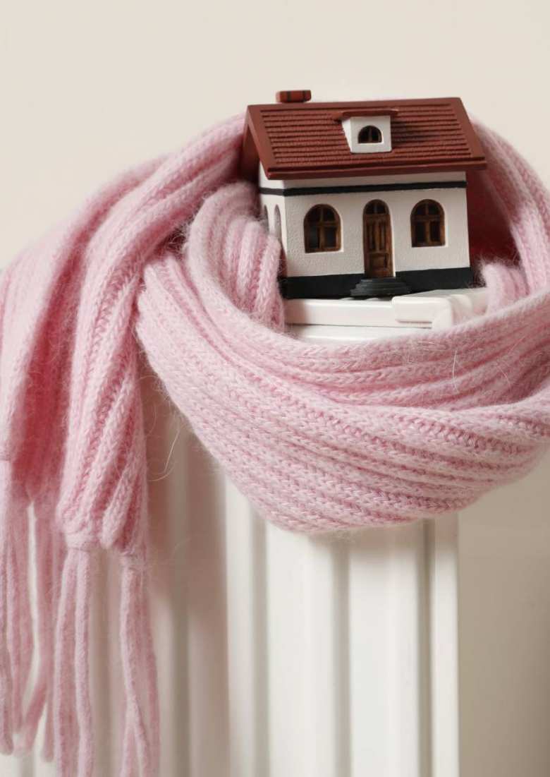 Huis met sjaal op verwarming. Seece. Huis zonder aardgas