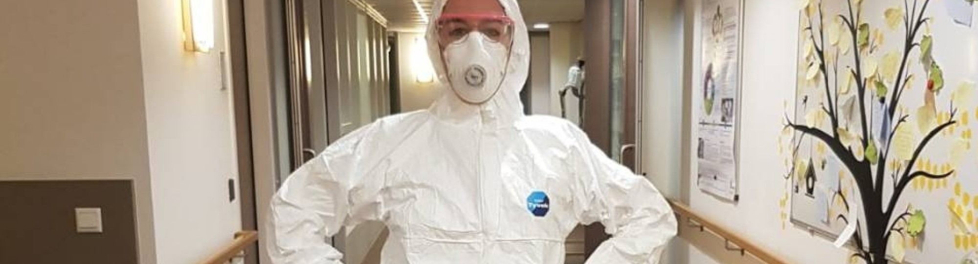 177540 student Verpleegkunde deeltijd Ashley Venrooij in beschermende kleding corona 2020