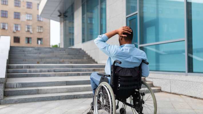 rolstoelgebruiker die de trap niet op kan. Inclusie. APS