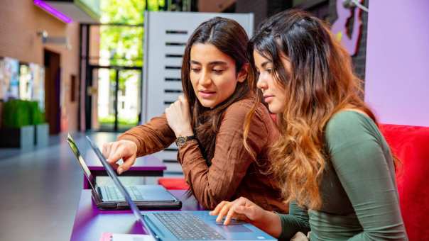 Twee studenten werken samen met laptop