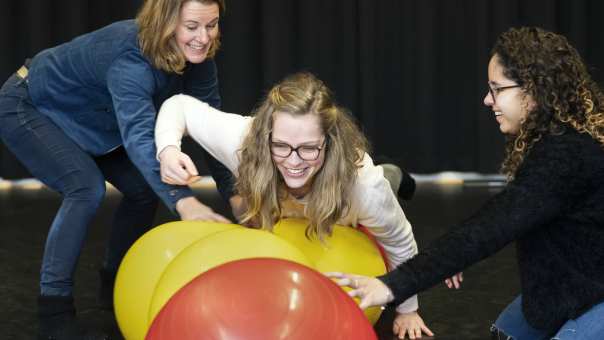 Twee studenten Master Vaktherapie - Pscychomotorische Therapie oefenen met skippy ballen.