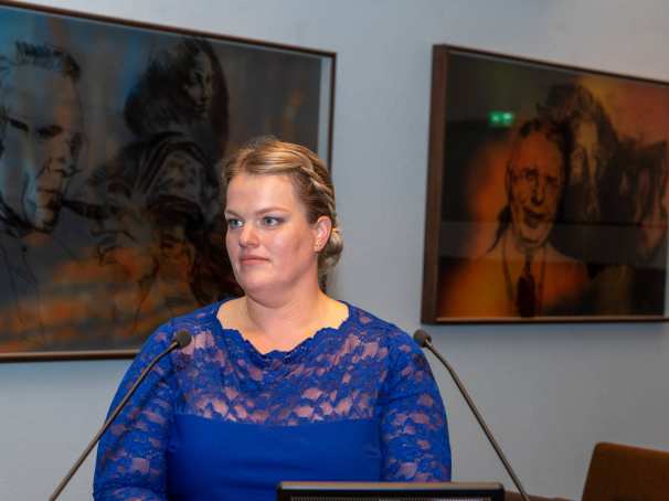 Marieke Rothuizen-Lindenschot in een blauwe jurk tijdens haar promotie
