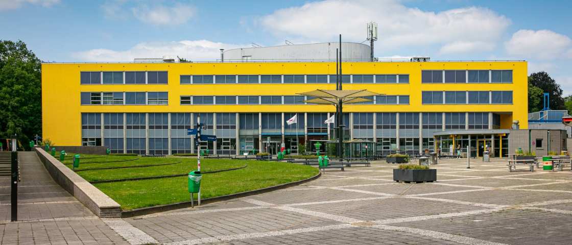 Arnhem, gebouw, Ruitenberglaan 29, vooraanzicht, geel, Automotive