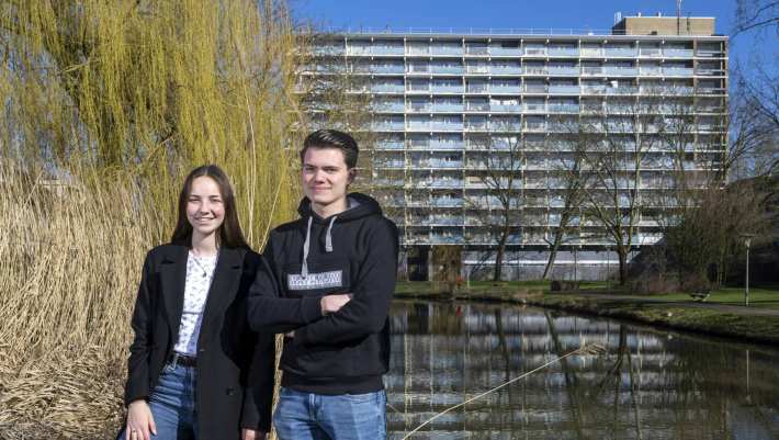 bouwkundestudenten Lotte Eijsackers en Mathijs Jacobs voor een oud appartementencomplex