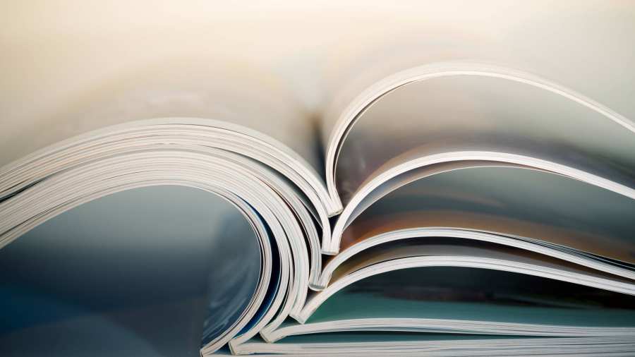Stockfoto van opengeslagen boek met wazige achtergrond, mooi gebogen vormen