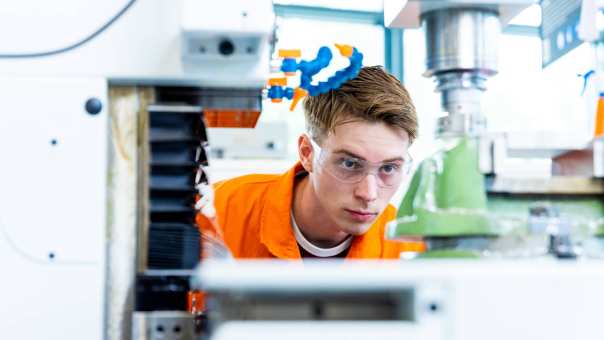 Mechanical Engineering - Werktuigbouwkunde - student behind milling machine