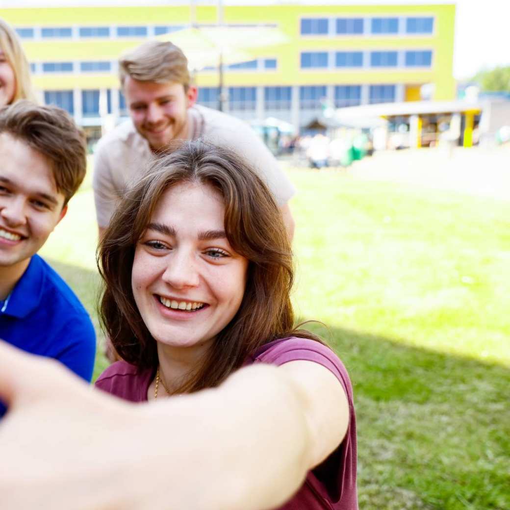 Studenten buiten mobiel selfie