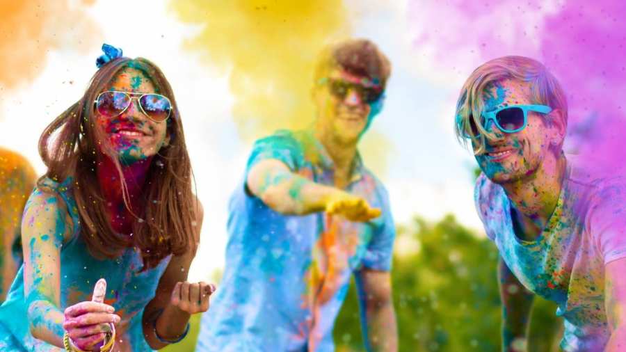 kleurrijke festivalachttige setting met  feestende jonge mensen