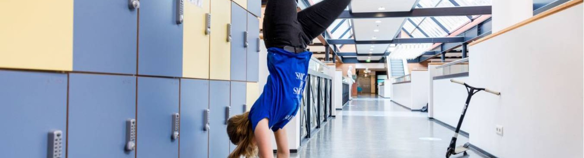 foto van Meike Geurtsen, student. Ze doet de handstand. Geplaatst door Rob van den Broek.