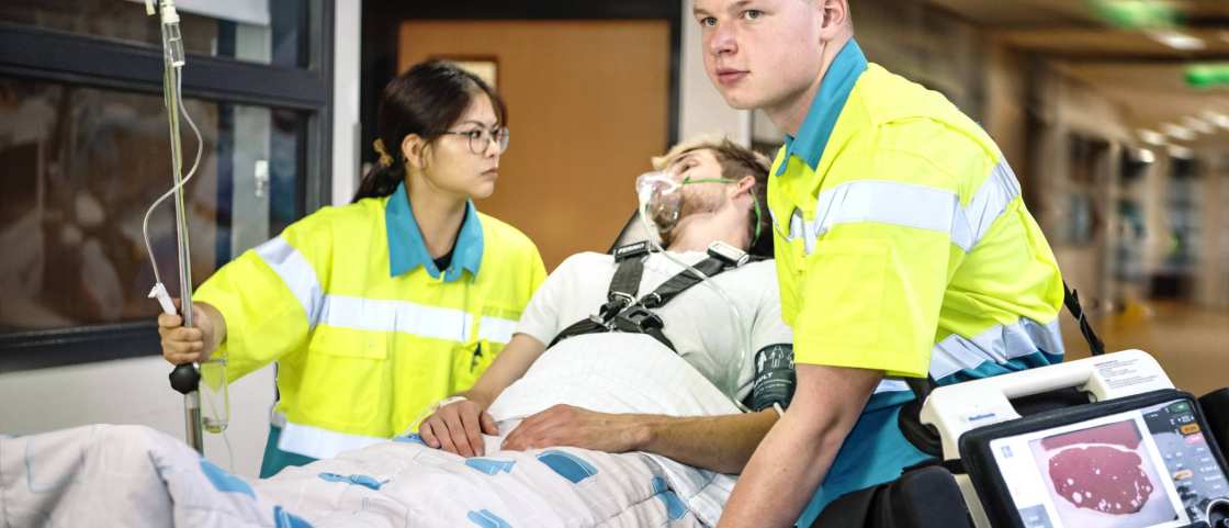 Studenten BMH met ambulance
