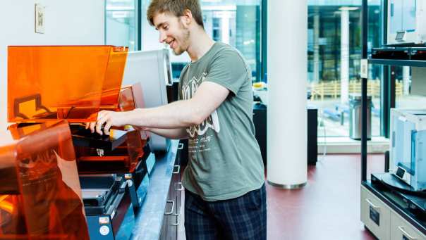 IPO student  Industrieel Product Ontwerpen maakt een 3D-printer open 