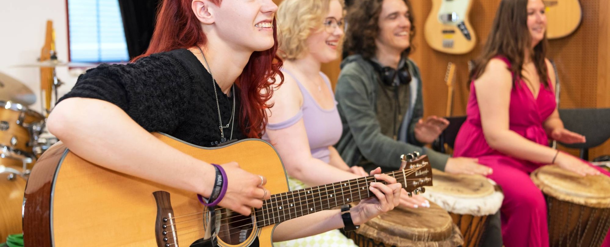 Studenten maken muziek in muzieklokaal