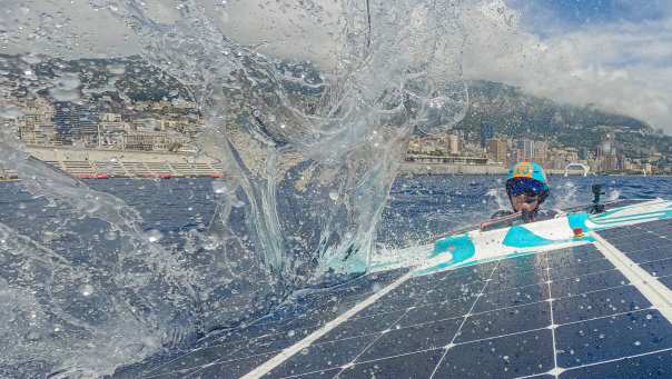 Flinke splash Solarboat in actie tijdens Energy Boat Challenge met skyline Monaco en piloot Mitchel Kraai