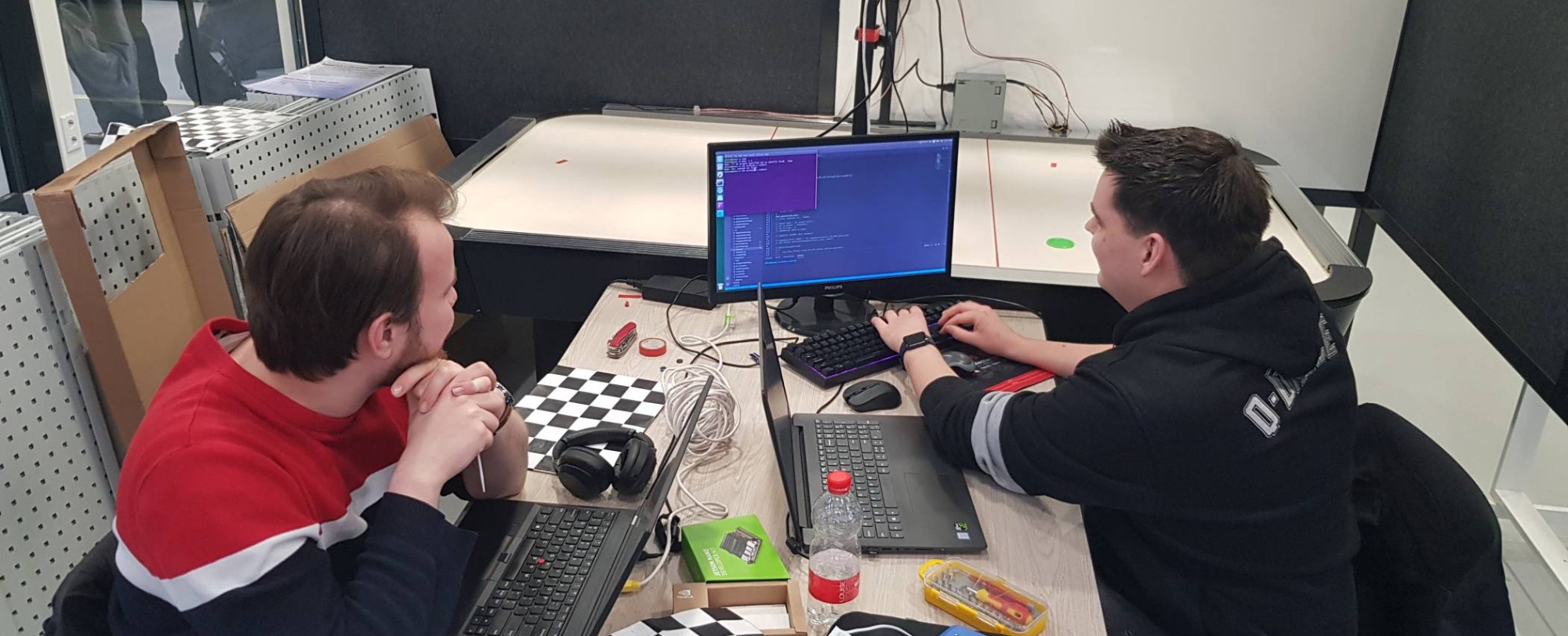 Studenten Embedded Systems Engineering aan de slag met hun Air hockey project voor de minor Embedded Vision Design and Machine Learning