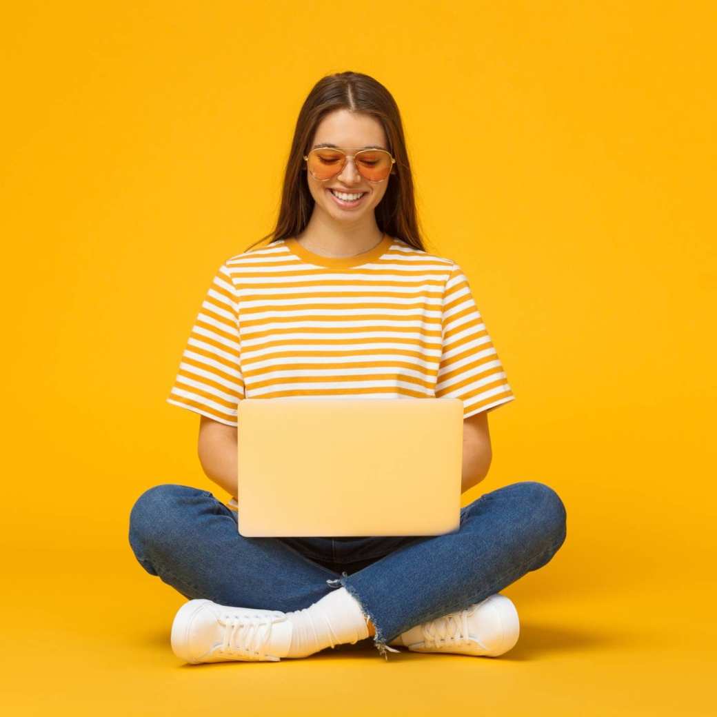 student op laptop geel uitzoeken regelen