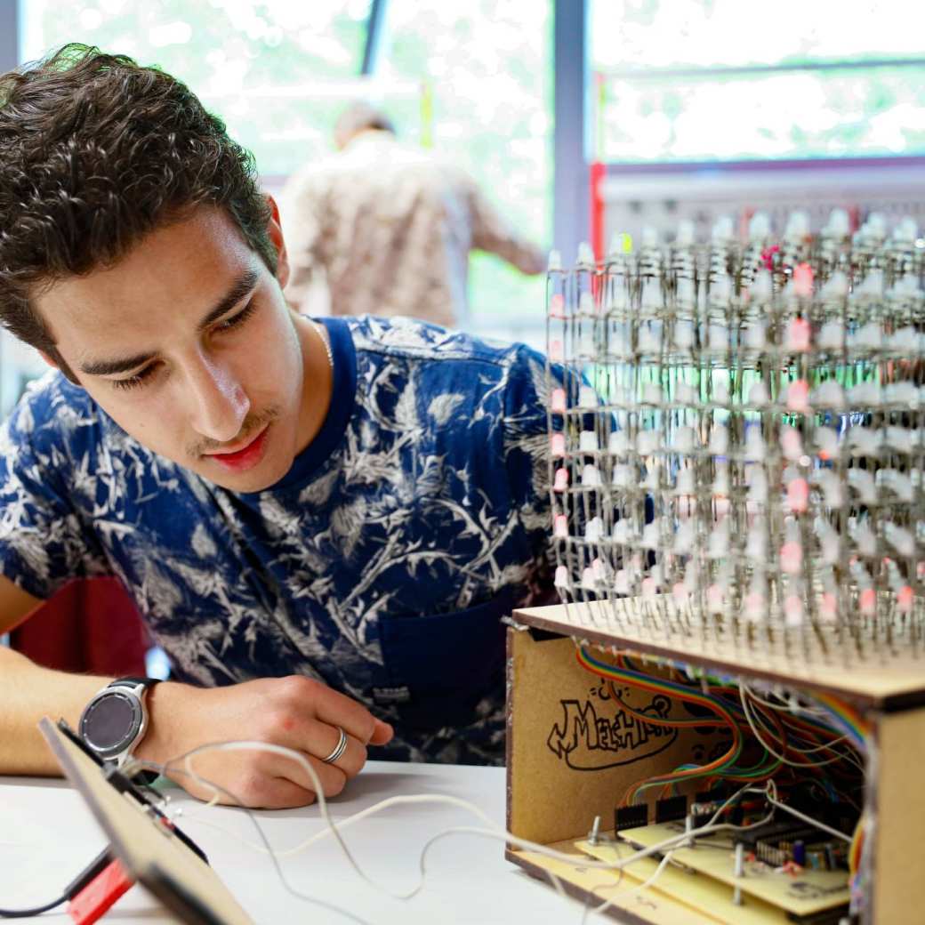 Studenten werkt aan technische opdracht, embedded engineering, electrical and electronic engineering 