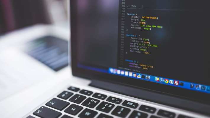 Toetsenbord en beeldscherm met code