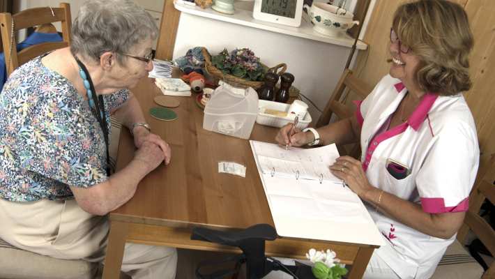 wijkverpleging-thuiszorg met vrouw thuis