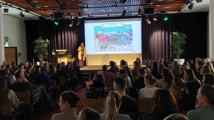 Dagvoorzitter Fleur de Wolf. Foto van symposium als feestelijke afsluiting van het eerste semester.