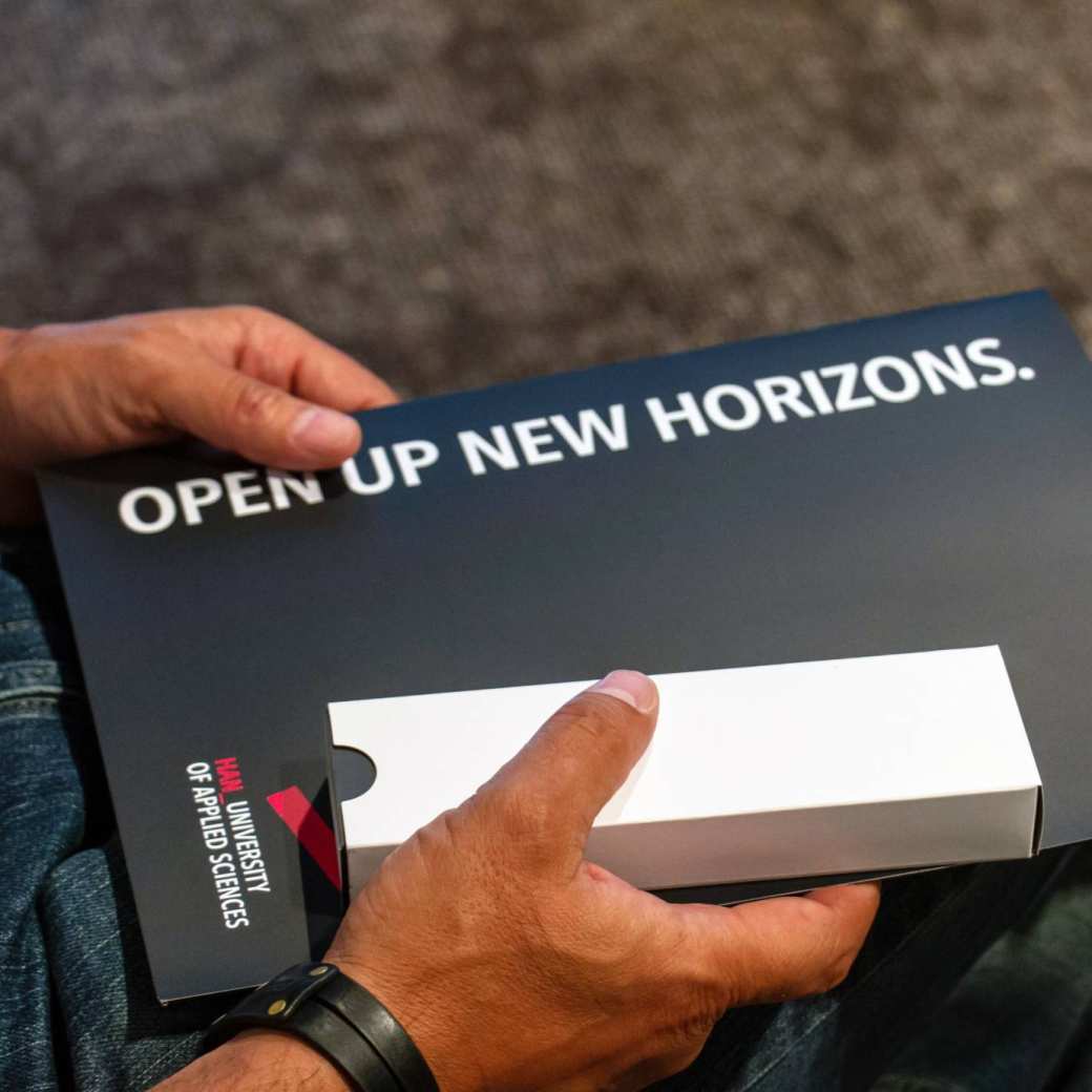 illustratie zwarte omslagmap met opdruk open up new horizons