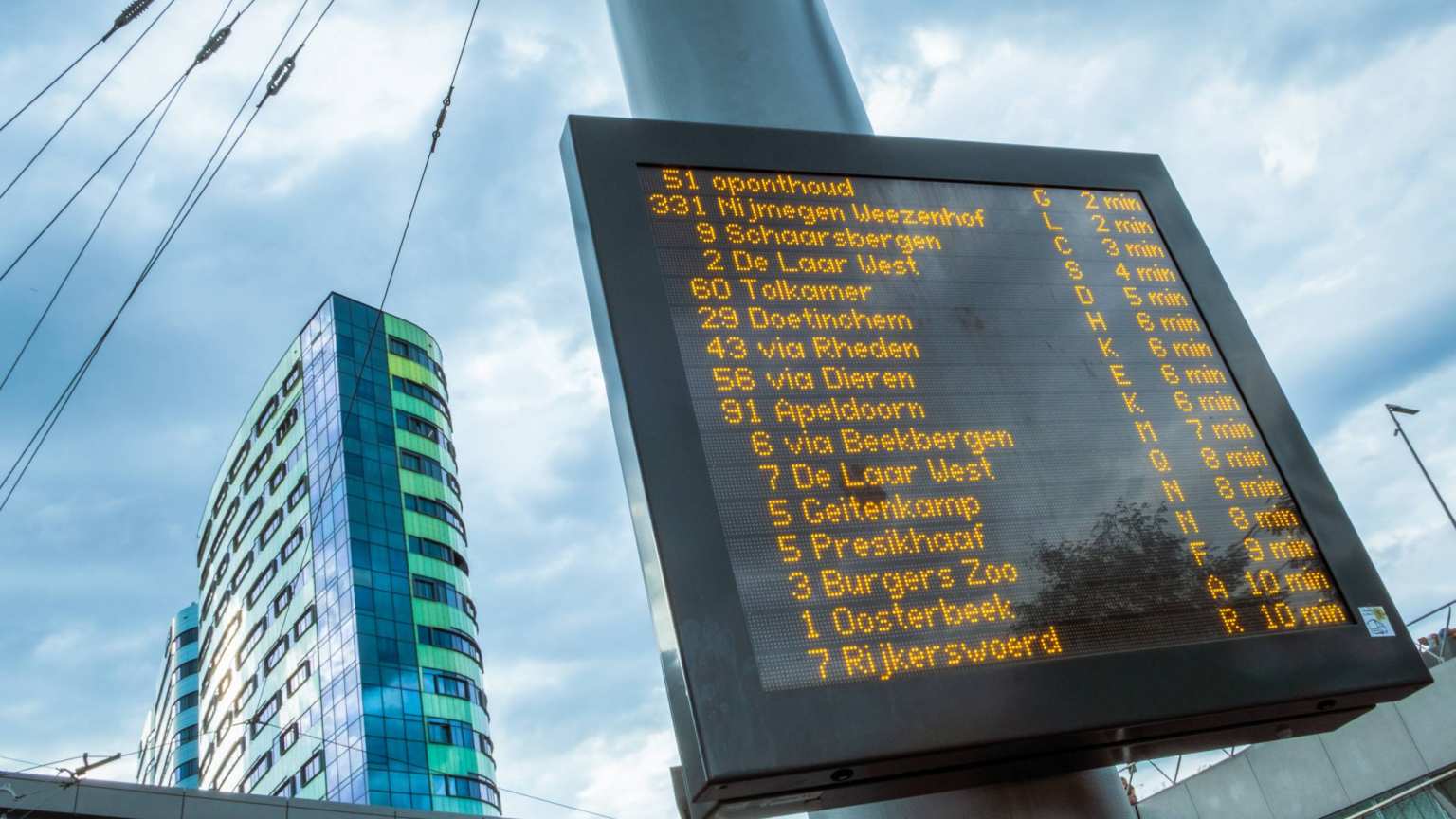 Arnhem station scherm met bustijden