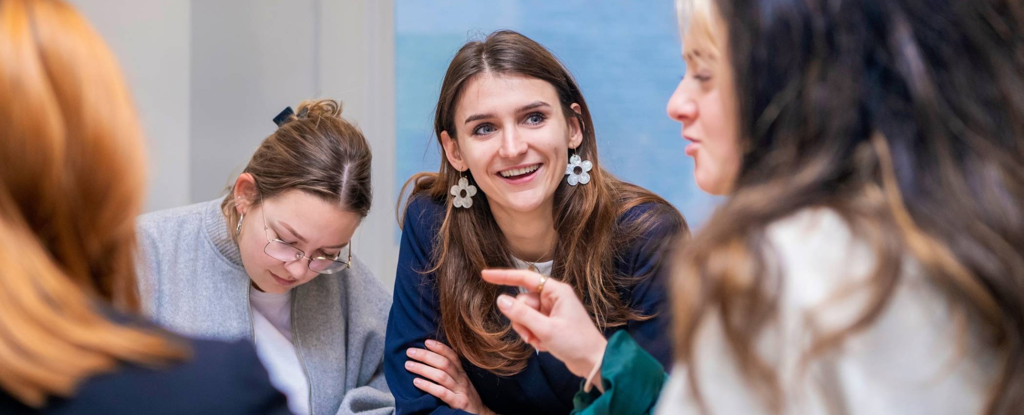 Groep studenten deeltijd pedagogiek in overleg