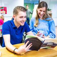 Studenten Facility Management lezen samen in een studieboek