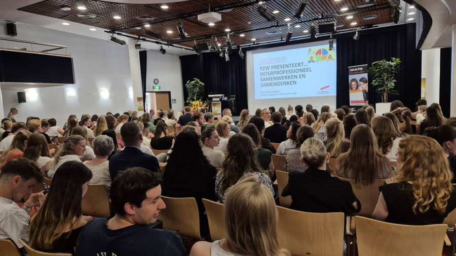 Overzichtsfoto deelnemers tijdens symposium Praktijkinnovatie in Zorg en Welzijn