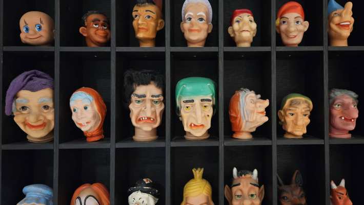 Poppetjes in kast bij Dramatherapie - Vaktherapie