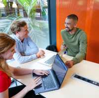 Facility Management, foto 8487, studenten samenwerken in zwevend hokje met laptop