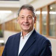 Cesar Refuge, witte blouse met daarover blauw kolbert