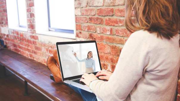 civiele techniek, virtueel les. Meisje volgt les vanaf de laptop