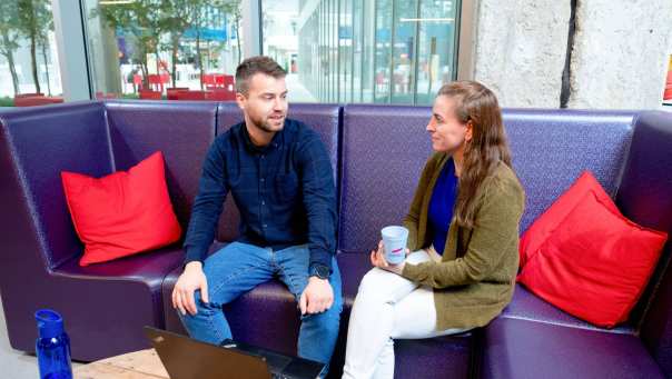 Twee studenten in gesprek met laptop op voorgrond. Master Circulaire Economie (DT) 2024.