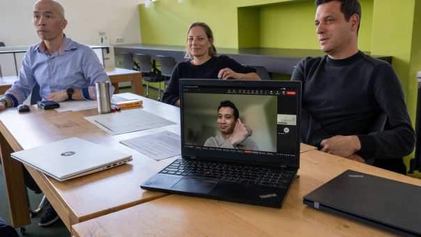 Foto's tijdens een teammeeting van OOI2