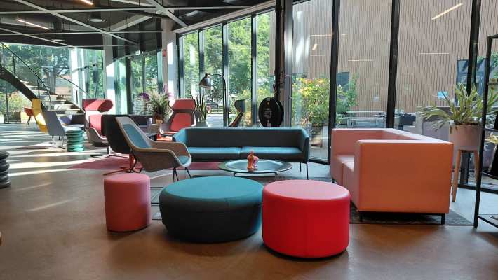 Interier hal InnovatieHub Circulair Wijchen. Meshallen is naam van de locatie. Enkele studenten van de minor Circulaire Economie voeren hier hun projecten uit.