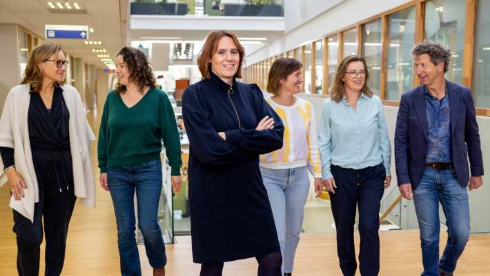 Groepsfoto lectoraat Arbeid en Gezondheid, Shirley Oomens, Angelina Zadelhoff, Suzanne van Hees, Marie-Louise Klerkx, Bouwine Carlier en