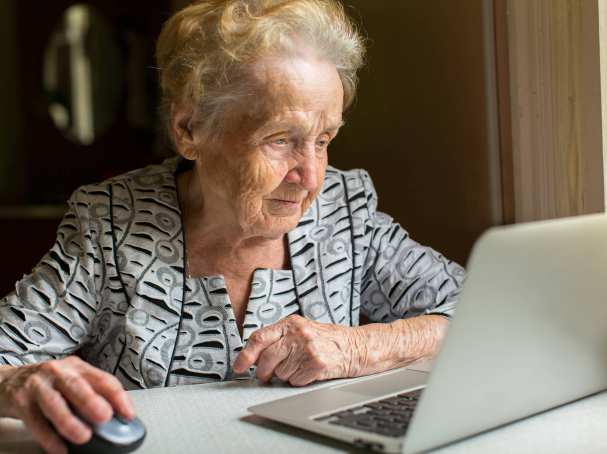 oudere dame achter laptop samen beslissen