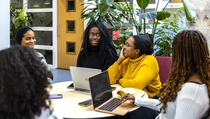 International Social Work. Groepje studenten aan tafel in gesprek op locatie Kapittelweg 33 in Nijmegen