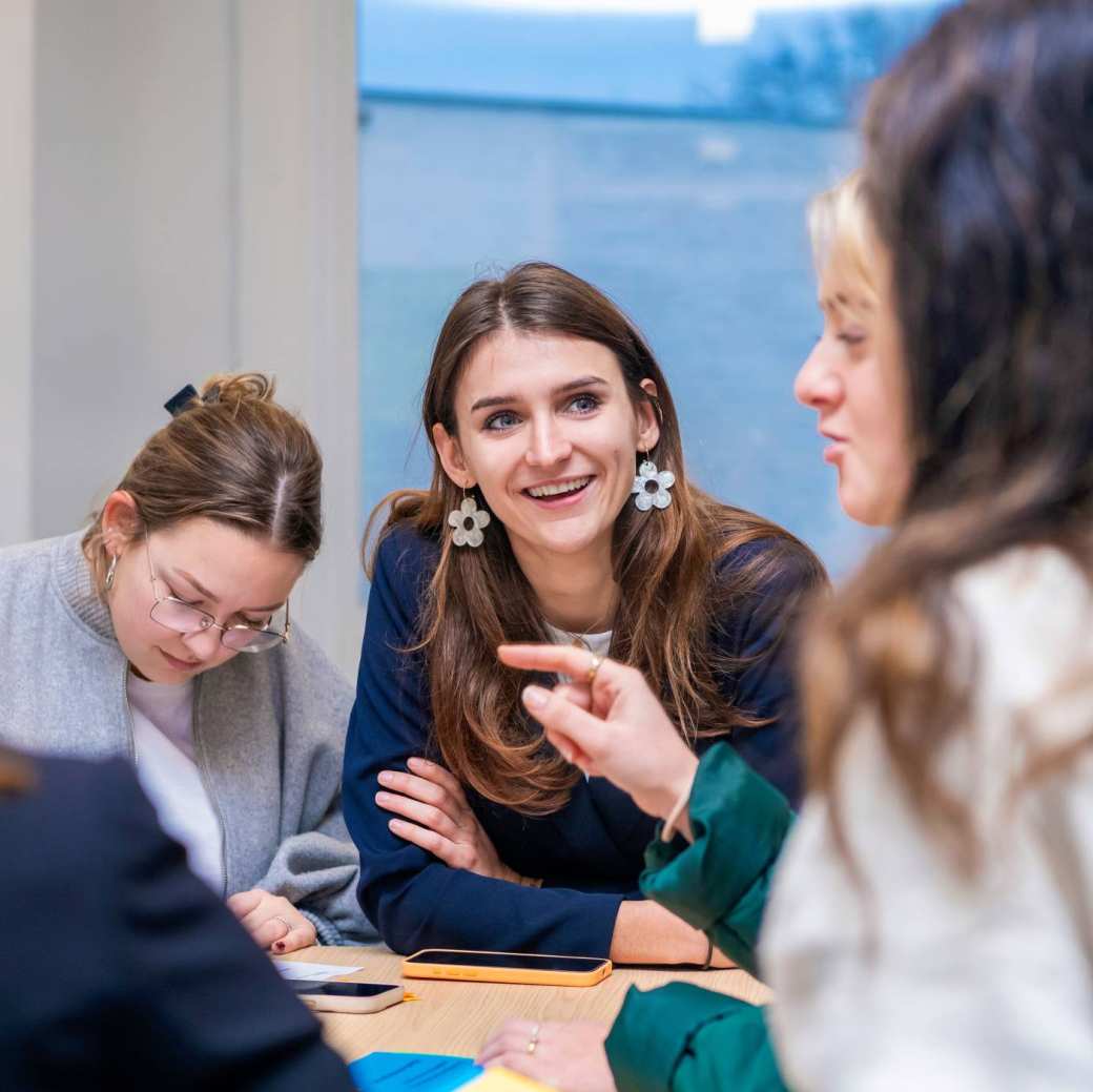 AMM LLO studenten in gesprek-tijdens opdracht 2025