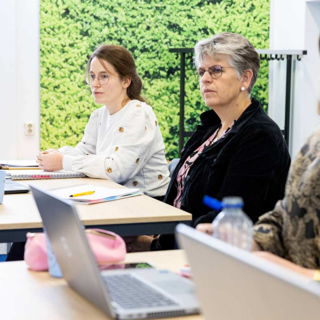 AMM LLO studenten werken iets uit tijdens de les