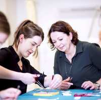 Medische Hulpverlening studenten oefenen met hechten-1