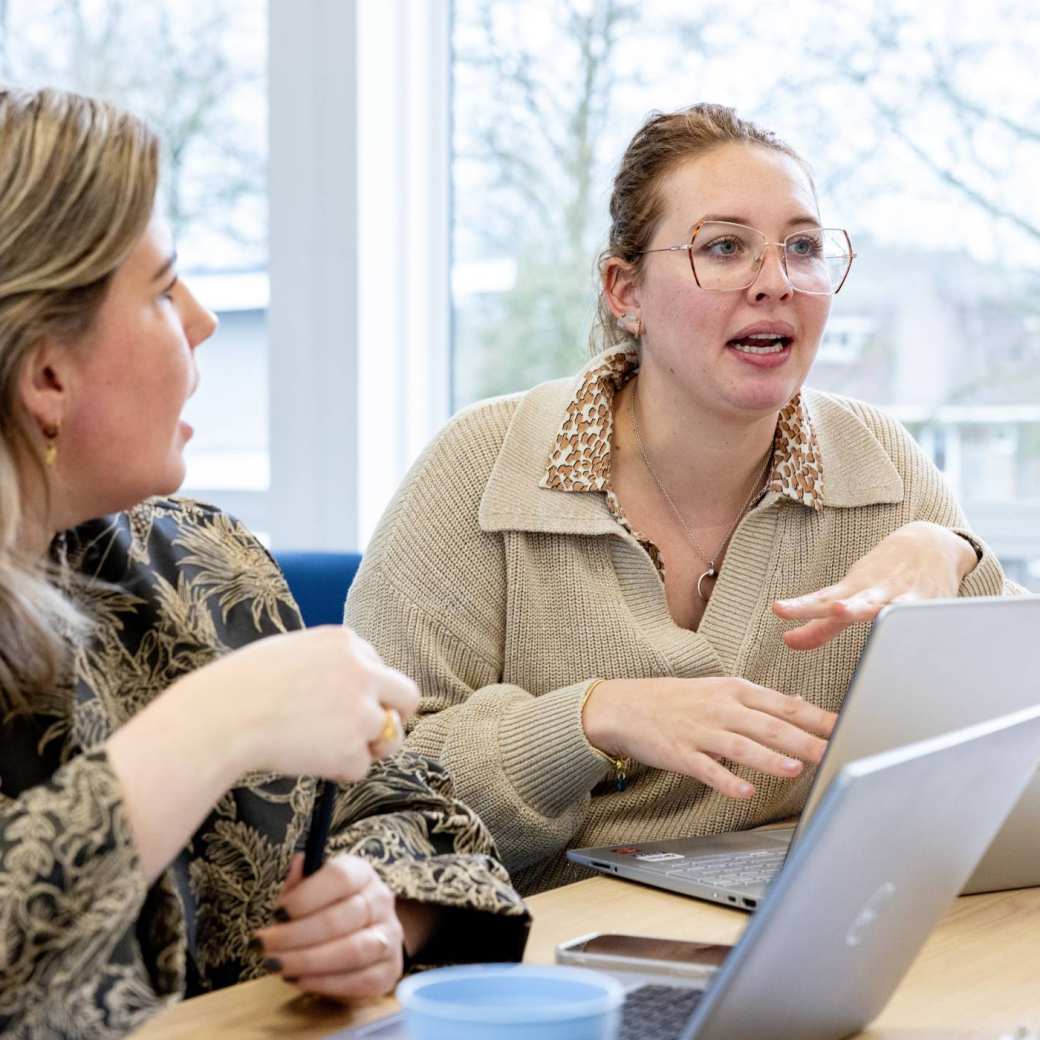AMM LLO Manon en Nanouschka in discussie tijdens opdracht