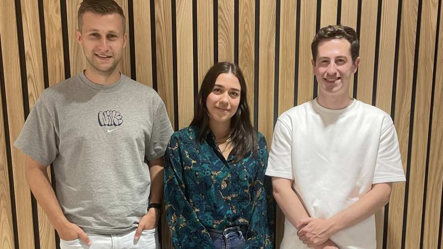 Studenten PZW met hun project Vertelvaardigheden bij gehoorverlies tijdens een postermarkt