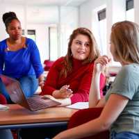 HBO master studenten voeren een discussie in de klas tijdens de les