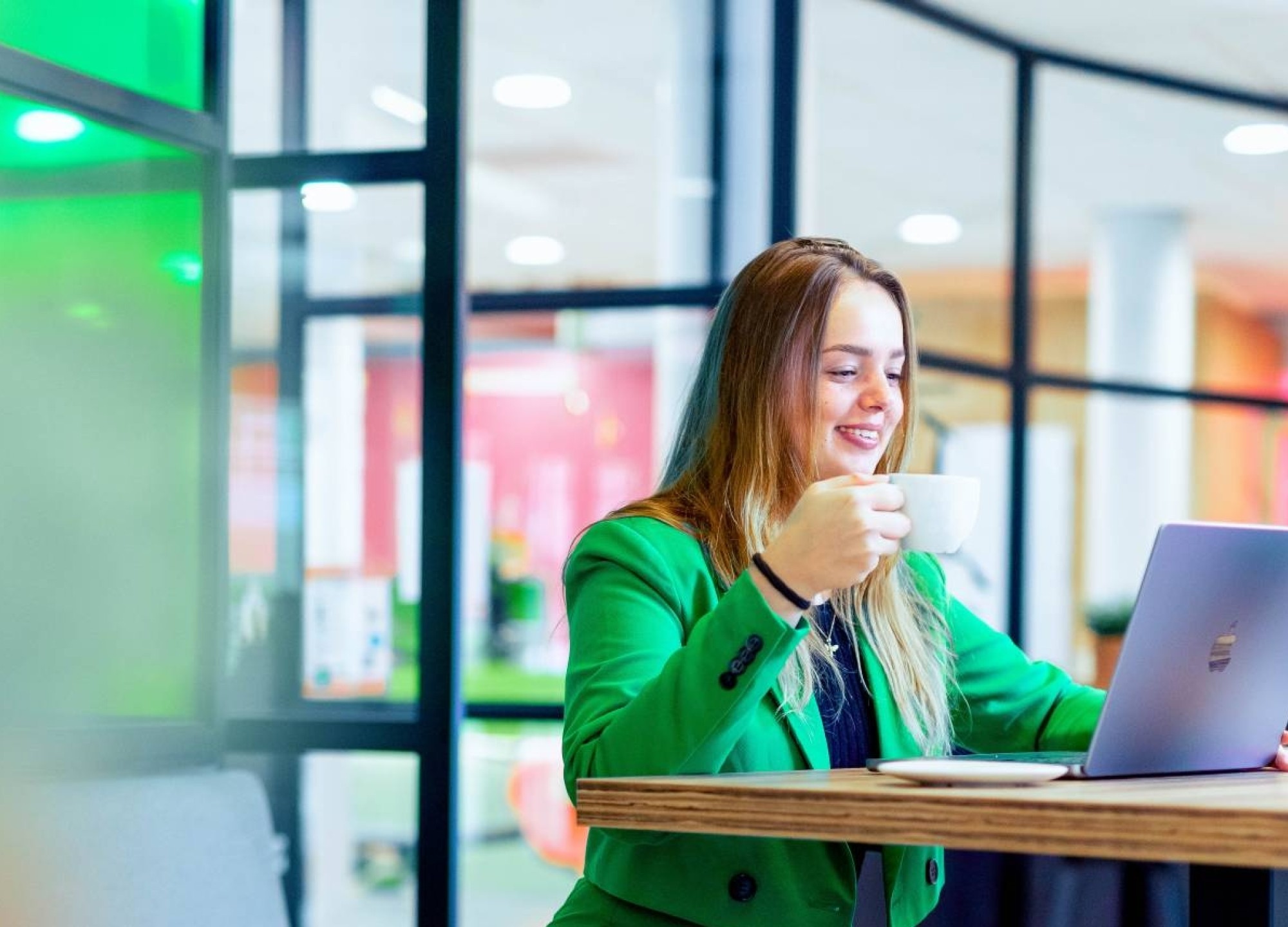 Een studiekiezer voert een adviesgesprek voor een deeltijdopleiding aan de HAN.