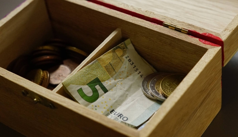 Armoede in beeld. Kistje met geld