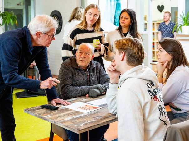 Labs en Werkplaats wijk Lindenholt-studenten-professionals en burgers aan het werk
