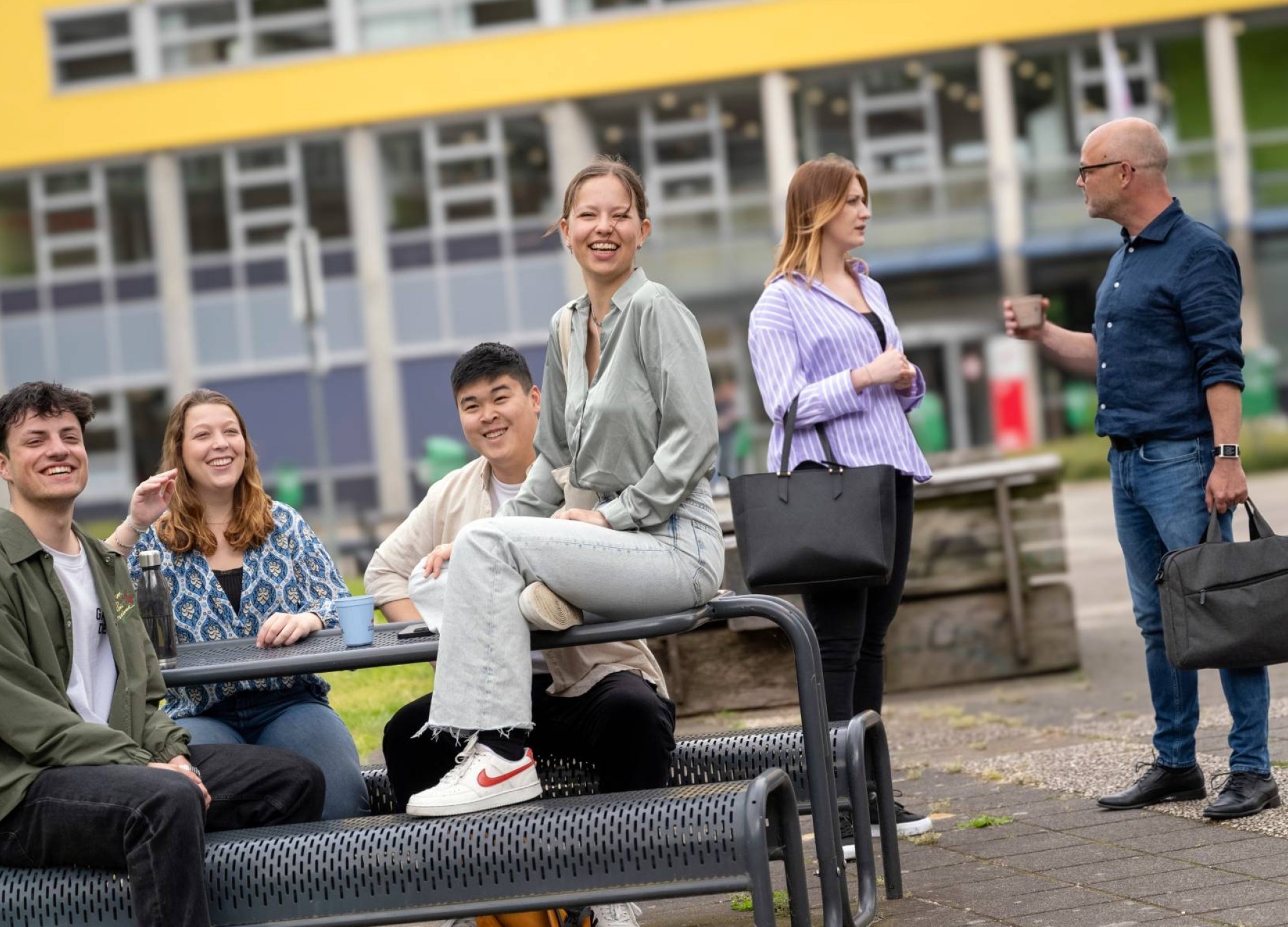 studenten aan tafel proefstuderen en meelopen